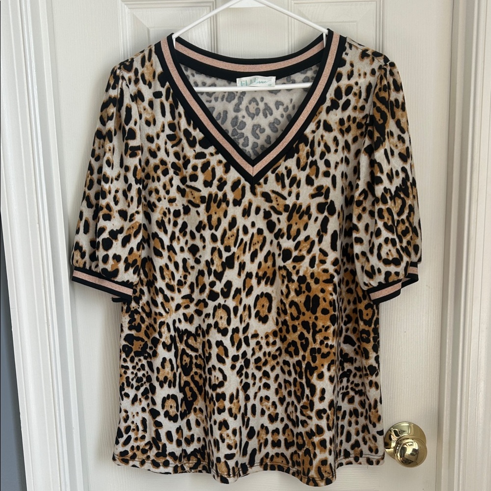 ⚜️ Leopard Print V-Neck Top